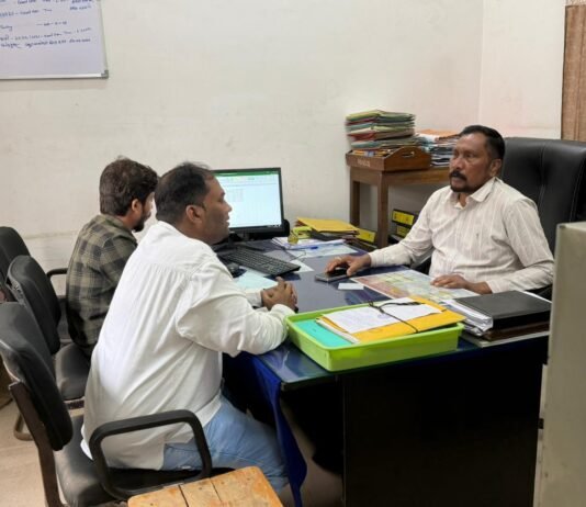 राजनांदगांव: बिजली विभाग के सहायक अभियंता से मिले कांग्रेस नेता आसिफ अली…