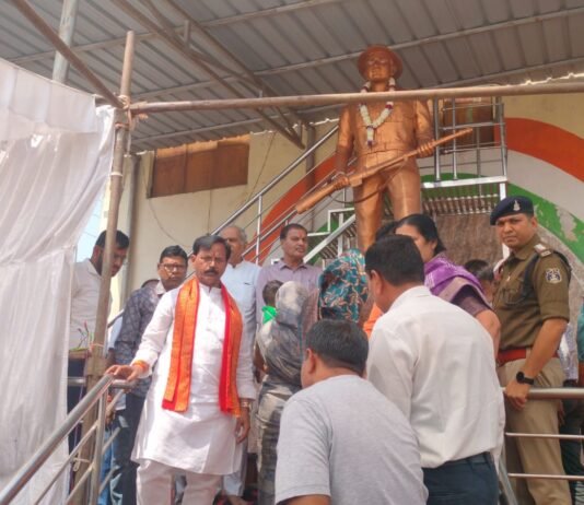 राजनांदगांव : शहीद संदीप यदु के शहादत दिवस पर महापौर सहित जन प्रतिनिधियो ने उनकी प्रतिमा में माल्यार्पण कर दी श्रद्धांजली…