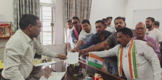 рд░рд╛рдЬрдирд╛рдВрджрдЧрд╛рдВрд╡: рдЪрд┐рдЦрд▓реА рдУрд╡рд░рдмреНрд░рд┐рдЬ рдХреА рд╕рдбрд╝рдХ рдЬрд░реНрдЬрд░, рд▓рд╛рдИрдЯреЗрдВ рдмрдВрдж, рд╕рдВрдХреЗрддрдХ рддрдХ рдирд╣реАрдВ рд▓рдЧрд╛рдП рдЧрдП; рдХрд╛рдВрдЧреНрд░реЗрд╕ рдиреЗ рдкреАрдбрдмреНтАНрд▓реВрдбреА рдХреЛ рдШреЗрд░рд╛…