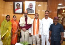 रायपुर : राज्यपाल रमेन डेका से राष्ट्रपति पुरस्कार प्राप्त ढोकरा शिल्प कलाकारों ने की सौजन्य भेंट…