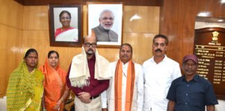 рд░рд╛рдпрдкреБрд░ : рд░рд╛рдЬреНрдпрдкрд╛рд▓ рд░рдореЗрди рдбреЗрдХрд╛ рд╕реЗ рд░рд╛рд╖реНрдЯреНрд░рдкрддрд┐ рдкреБрд░рд╕реНрдХрд╛рд░ рдкреНрд░рд╛рдкреНрдд рдвреЛрдХрд░рд╛ рд╢рд┐рд▓реНрдк рдХрд▓рд╛рдХрд╛рд░реЛрдВ рдиреЗ рдХреА рд╕реМрдЬрдиреНрдп рднреЗрдВрдЯ…