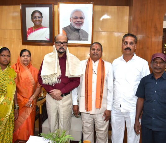 रायपुर : राज्यपाल रमेन डेका से राष्ट्रपति पुरस्कार प्राप्त ढोकरा शिल्प कलाकारों ने की सौजन्य भेंट…