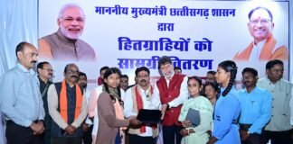 रायपुर : उप मुख्यमंत्री विजय शर्मा ने हितग्राहियों को सौंपी सौगातें…