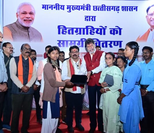 रायपुर : उप मुख्यमंत्री विजय शर्मा ने हितग्राहियों को सौंपी सौगातें…