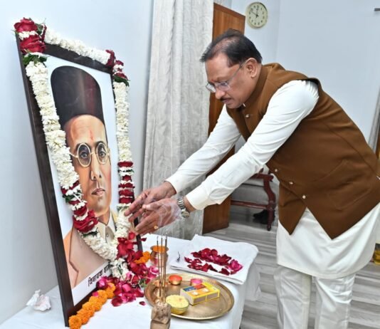 रायपुर : वीर सावरकर की पुण्यतिथि पर मुख्यमंत्री विष्णुदेव साय ने अर्पित की श्रद्धांजलि…