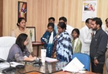 राजनांदगांव: स्वास्थ्य विभाग द्वारा फाइलेरिया जैसे गंभीर बीमारी से बचाव के लिए नागरिकों को खिलाई जा रही दवा…