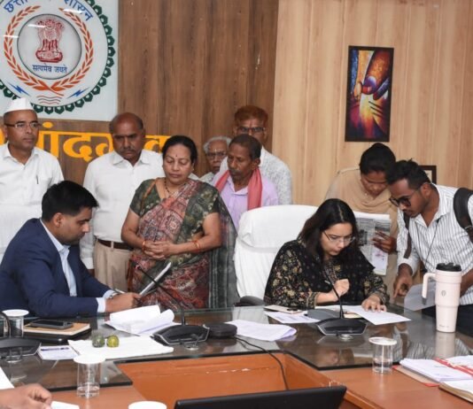 राजनांदगांव: कलेक्टर ने जनदर्शन में गंभीरता से सुनी नागरिकों की समस्याएं…