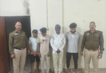 राजनांदगांव: सार्वजनिक स्थान पर शराब पीते चार युवक गिरफ्तार…