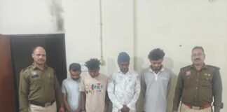 राजनांदगांव: सार्वजनिक स्थान पर शराब पीते चार युवक गिरफ्तार…