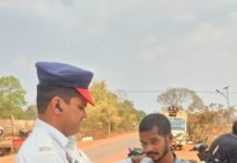 खैरागढ़: आगामी होली पर्व को दृष्टिगत रखते हुए सडक दुर्घटनाओ को रोकने व यातायात नियमों का सख्ती से पालन कराने जिला KCG पुलिस टीम के द्वारा लगातार की जा रही चालानी कार्यवाही….