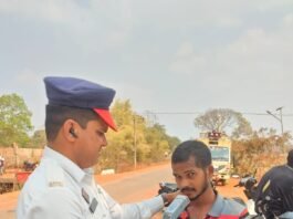 खैरागढ़: आगामी होली पर्व को दृष्टिगत रखते हुए सडक दुर्घटनाओ को रोकने व यातायात नियमों का सख्ती से पालन कराने जिला KCG पुलिस टीम के द्वारा लगातार की जा रही चालानी कार्यवाही….