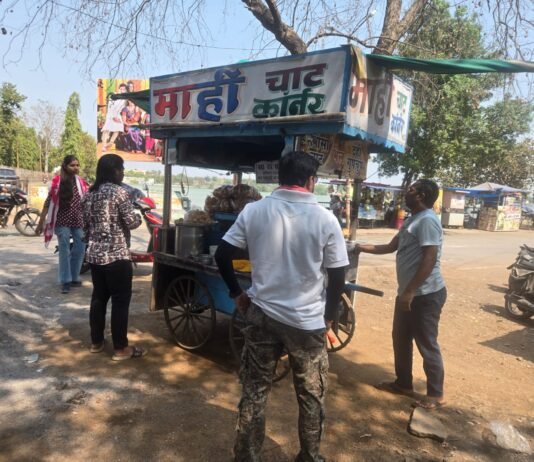 राजनांदगांव: निगम अमला ने हटाया अतिक्रमण, पुराना ढाबा में रोड किनारे अवैध निर्माण तोड…