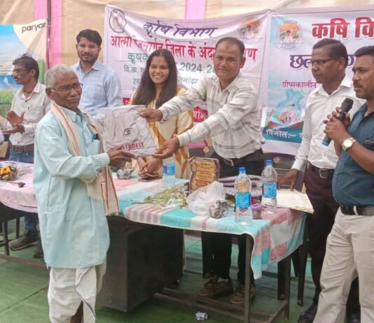 राजनांदगांव: ग्राम घुपसाल में जल संवर्धन फसल परिवर्तन में उत्कृष्ट कार्य के लिए किसानों को किया गया सम्मानित…