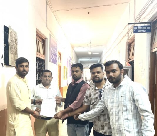 राजनांदगांव: बमनीभाटा हाई स्कूल में बेंच बेचे जाने की शिकायत पर प्रदेश कांग्रेस मीडिया पैनलिस्ट अभिमन्यु उदय मिश्रा सहित युवाओं ने जिला शिक्षा अधिकारी के नाम सौंपा ज्ञापन…