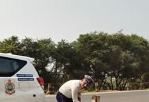 राजनांदगांव: बायपास रोड पर दुर्घटना रोकथाम के लिए यातायात पुलिस का विशेष इंतजाम, सुरक्षा स्टॉपर व चेतावनी बोर्ड लगाए…