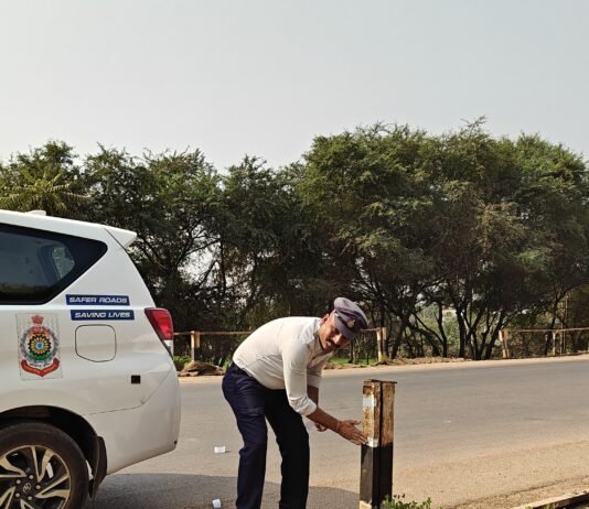 राजनांदगांव: बायपास रोड पर दुर्घटना रोकथाम के लिए यातायात पुलिस का विशेष इंतजाम, सुरक्षा स्टॉपर व चेतावनी बोर्ड लगाए…