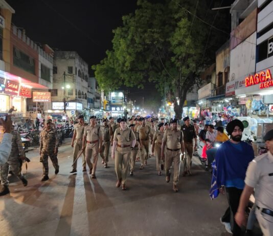 राजनांदगांव: होली पर्व को लेकर राजनांदगांव पुलिस का फ्लैग मार्च, 300 जवानों ने संभाली कमान…