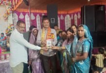 राजनांदगांव: शहर के विभिन्न वाडों में आयोजित फाग महोत्सव में पहुॅच महापौर मधुसूदन…