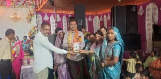 राजनांदगांव: शहर के विभिन्न वाडों में आयोजित फाग महोत्सव में पहुॅच महापौर मधुसूदन…