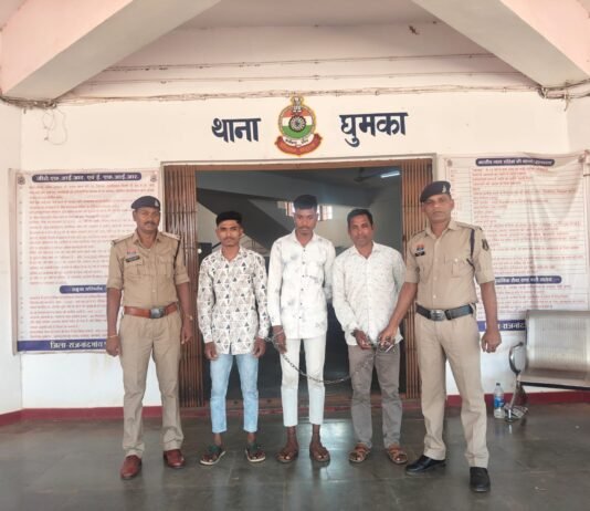 राजनांदगांव: घर में घुसकर गाली-गलौज व मारपीट करने वाले तीन आरोपी गिरफ्तार…