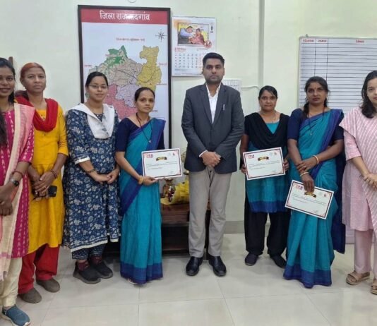 राजनांदगांव: कलेक्टर ने कुपोषण दूर करने एवं आंगनबाड़ी केन्द्रों में सक्रिय रूप से कार्य करने पर कार्यकर्ताओं को किया सम्मानित…