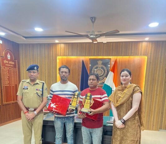 राजनांदगांव : रोती हुई मासूम को सुरक्षित पहुंचाया घर, पुलिस ने युवकों को किया सम्मानित…