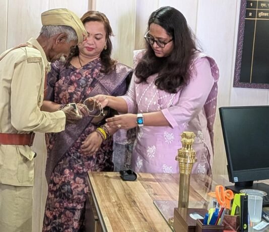 राजनांदगांव: 80 वर्षीय मांझी समाज प्रमुख महाजन अठभैया को मिला श्रवण यंत्र व वॉकिंग स्टिक…