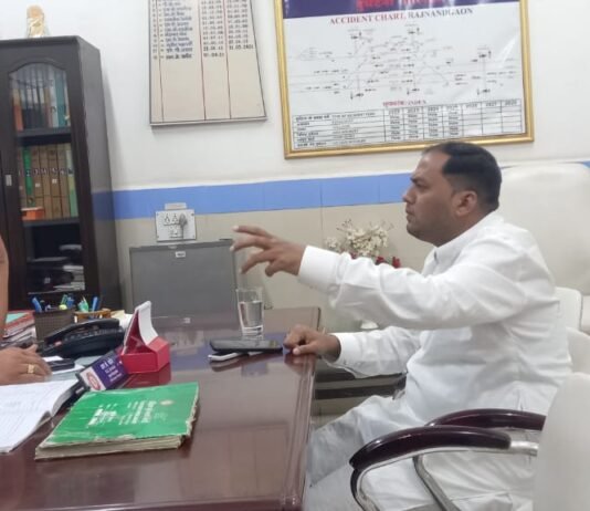 राजनांदगांव: स्टेशनपारा में वर्षों से अधूरे पड़े अंडरब्रिज निर्माण को लेकर कांग्रेस नेता आसिफ अली ने की स्टेशन प्रबंधक से की मुलाकात…