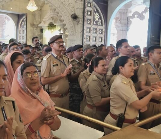 राजनांदगांव : रामनवमी पर राजनांदगांव पुलिस ने माँ बम्लेश्वरी मंदिर में की पूजा-अर्चना…