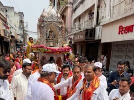 राजनांदगांव: महापौर मधुसूदन यादव महावीर जयंती के अवसर पर आयोजित जुलुस में शामिल होकर जैन समुदाय को जयंती की दी बधाई…