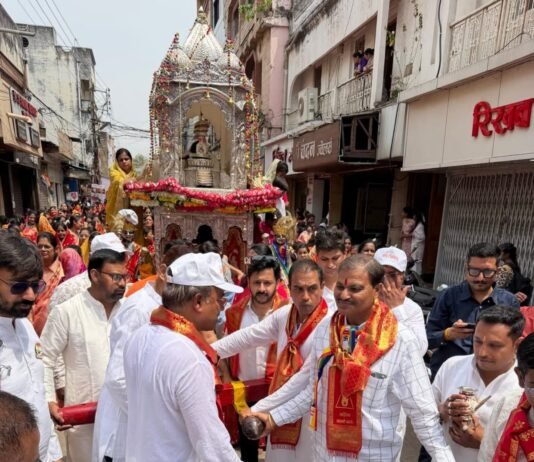 राजनांदगांव: महापौर मधुसूदन यादव महावीर जयंती के अवसर पर आयोजित जुलुस में शामिल होकर जैन समुदाय को जयंती की दी बधाई…