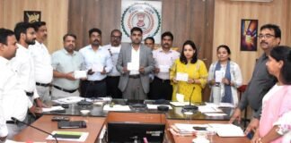 рд░рд╛рдЬрдирд╛рдВрджрдЧрд╛рдВрд╡ : рдХрд▓реЗрдХреНрдЯрд░ рдиреЗ рдЬрд┐рд▓рд╛ рд╕реНрддрд░реАрдп рдЕрдзрд┐рдХрд╛рд░рд┐рдпреЛрдВ рдХреЛ рдХрд┐рдпрд╛ рдкреНрд░рдердореЛрдкрдЪрд╛рд░ рдХрд┐рдЯ рдХрд╛ рд╡рд┐рддрд░рдг…