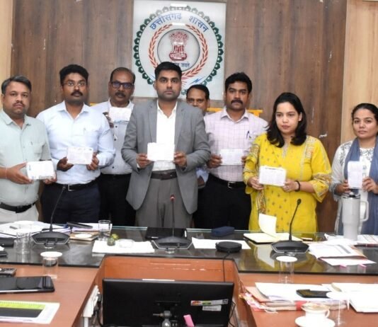 राजनांदगांव : कलेक्टर ने जिला स्तरीय अधिकारियों को किया प्रथमोपचार किट का वितरण…