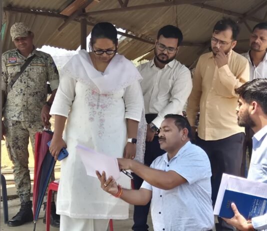 मोहला: कलेक्टर प्रजापति ने मोहला के निर्माणाधीन हाट बाजार का किया निरीक्षण…