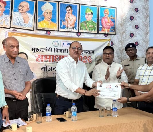 राजनांदगांव: प्रबंध निदेशक (वितरण)भीमसिंह कंवर ने मुख्यमंत्री बिजली बिल भुगतान समाधान योजना के तहत बोरी में आयोजित शिविर का लिया जायजा…