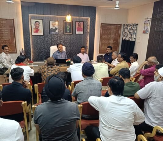 राजनांदगांव: निगम स्वामित्व की जी.ई.रोड एवं कस्तुरबा महिला मण्डल रोड की दुकानो के दुकानदारो की महापौर ने ली बैठक…