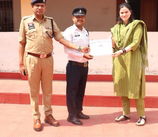 राजनांदगांव : उत्कृष्ट कार्य पर पुलिसकर्मियों का सम्मान…