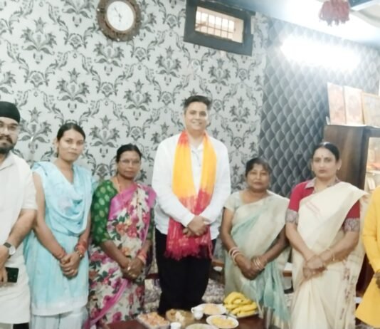 राजनांदगांव: पूर्व सांसद अभिषेक सिंह पहुंचे कांति मौर्य के निवास, कार्यकर्ताओं से की मुलाकात…