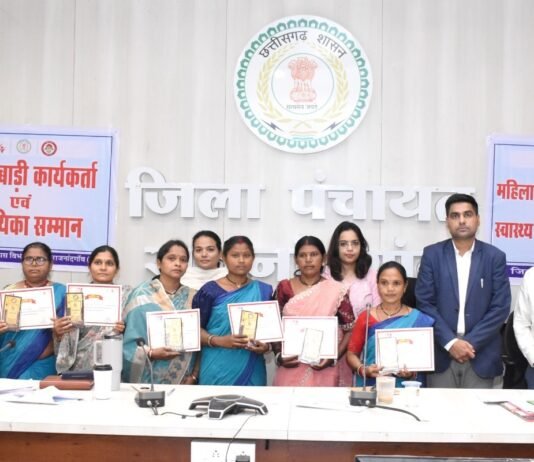 राजनांदगांव: कलेक्टर ने पोट्ठ लईका पहल अंतर्गत उत्कृष्ट कार्य करने वाली आंगनबाड़ी कार्यकर्ताओं को किया सम्मानित…