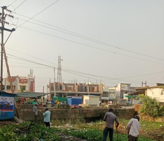 राजनांदगांव: बारिश के पूर्व बडे नाली नाला की सफाई, प्रथम चरण में नाला सफाई पूर्णता की ओर, जे.सी.बी. एवं गैंग द्वारा सफाई जारी…
