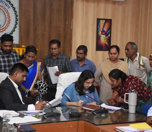 राजनांदगांव: कलेक्टर ने जनदर्शन में गंभीरता से सुनी नागरिकों की समस्याएं…