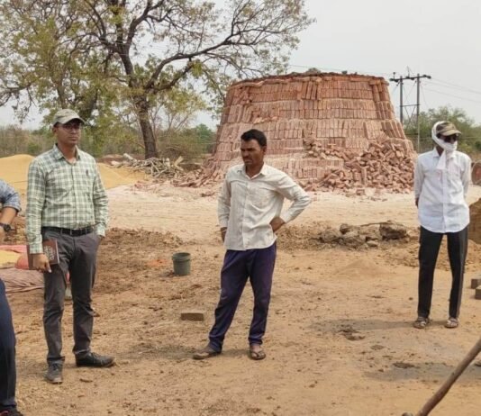 राजनांदगांव: राजस्व एवं वन विभाग की संयुक्त टीम द्वारा अवैध ईंट भट्टा पर की गई कार्रवाई…