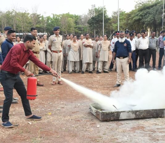 राजनांदगांव : राजनांदगांव पुलिस का फायर सेफ्टी ड्रिल, 70+ जवान हुए प्रशिक्षित…