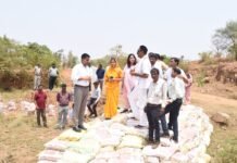 राजनांदगांव: पिछले 4 साल से तालाब सूखा था इस वर्ष पानी ठहरा हुआ और मवेशियों एवं ग्रामीणों के लिए पानी की सुविधा बनी हुई…