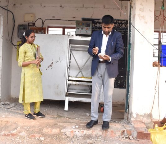 राजनांदगांव : कलेक्टर ने गठुला में टसर परिवर्तन केन्द्र का किया निरीक्षण…