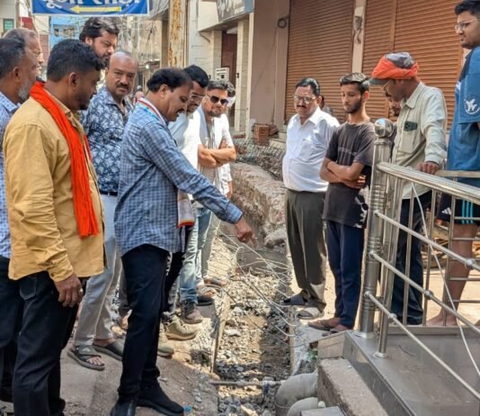 राजनांदगांव: आजाद चौक में नाली निर्माण कार्य का महापौर ने किया निरीक्षण, अधिकारयों को दिए आवश्यक दिशा निर्देश…
