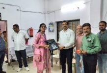 राजनांदगांव: अपने ब्लाक में मकान सूचीकरण कार्य पूर्ण करने पर प्रगणक को आयुक्त ने दी बधाई…