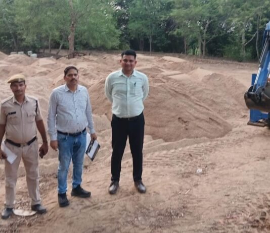 राजनांदगांव: ऑक्सीजन जोन भंवरमरा में अवैध रेत भण्डारण पर की गई कड़ी कार्रवाई,मौके से दो ट्रैक्टर-ट्रॉली एवं एक लोडर जप्त…