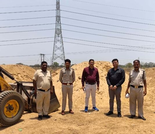 राजनांदगांव: अवैध रूप से भण्डारित रेत को शिवनाथ नदी खुज्जी पुल के पास पुन: नदी में डाला गया…
