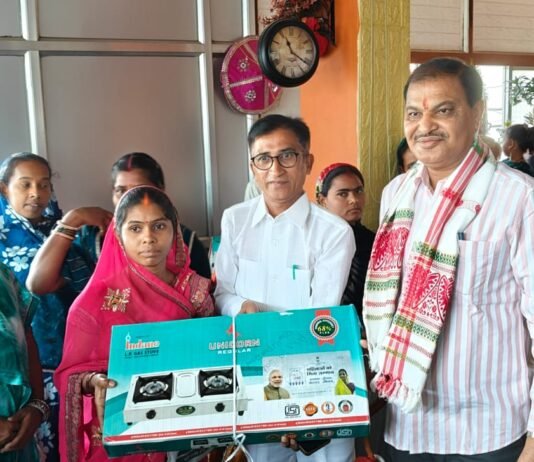 राजनांदगांव: पीएम उज्ज्वला योजना के तहत महापौर ने 22 परिवारों को गैस कनेक्शन बांटा…